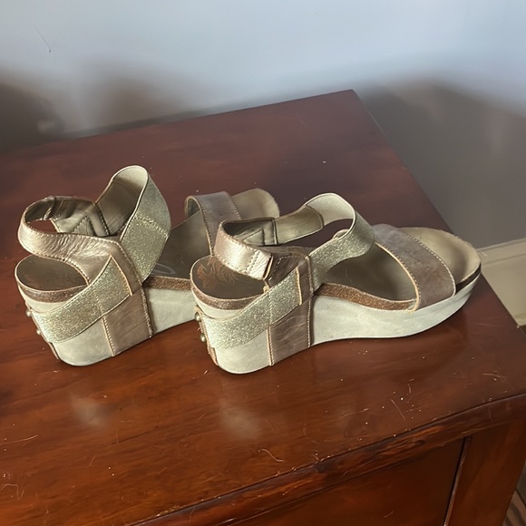 Otbt platform sandals with a wedge. Elastic strap over the ankle. Size 7 - Picture 2 of 5